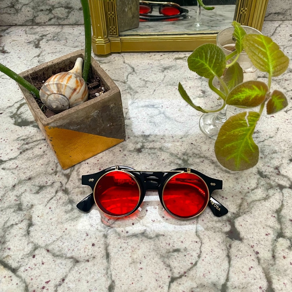 Lion Chain Red Sunglasses